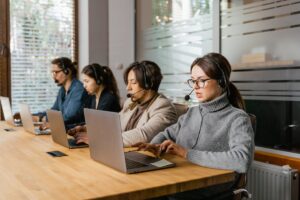 AI vaidmuo šiuolaikinių skambučių centrų darbo jėgos valdymo programinėje įrangoje