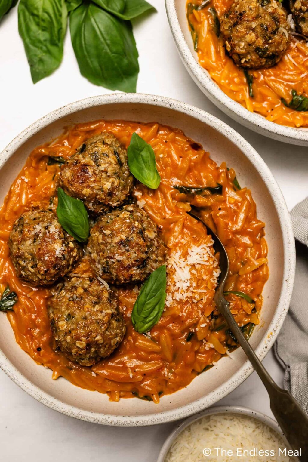 Parmezano vištienos kotletai su sūriais pomidorais „Orzo“