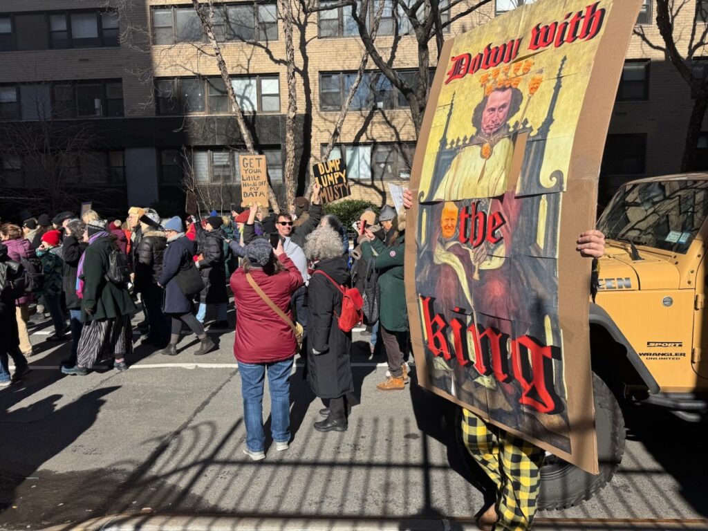 Tūkstančiai Protesto Elono Musko Dogo Niujorke prezidentų dieną