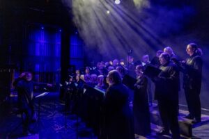 Begemotai Lietuvos pievose ir varnas kaip dievybė: oratorija, kurioje poezija